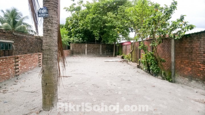 ২০ফিট রাস্তার পাশে প্লট ভাড়া দেয়া হবে .